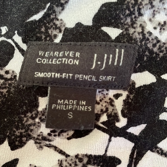 J Jill Wearever Collection Skirt With Flower Pattern in a Size Small - Picture 3 of 3